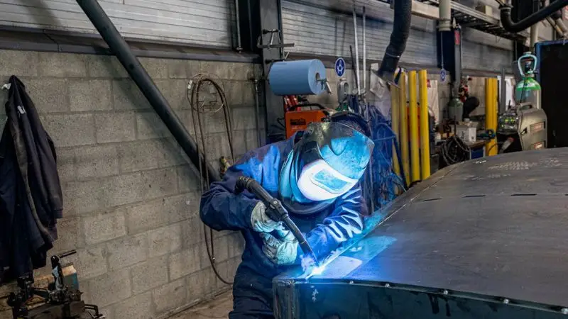 how the gasless MIG welder works, its benefits, and its limitations