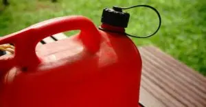 Cómo usar una lata de gasolina