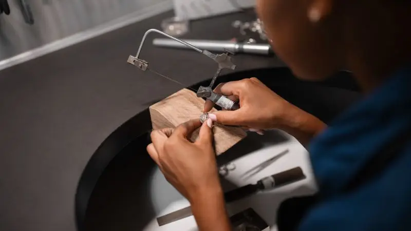 step-by-step guide for how to use a sonic jewelry cleaner