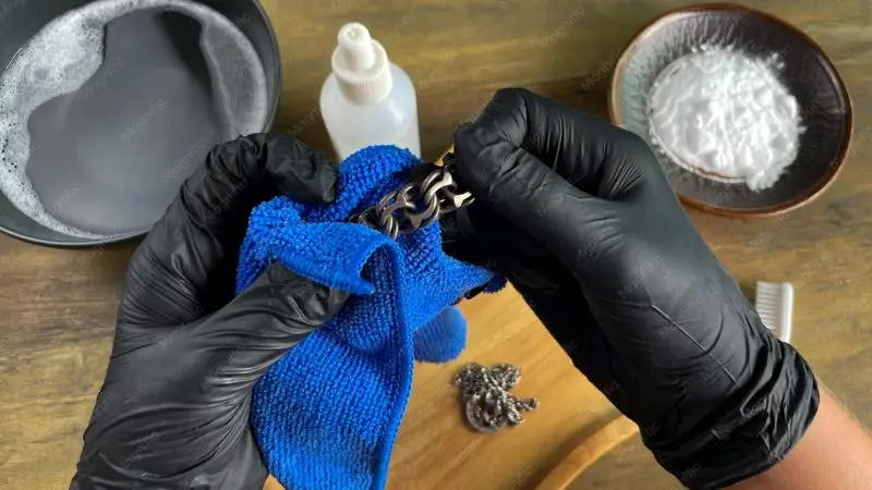 Find the best cleaning solutions for sonic jewelry cleaners