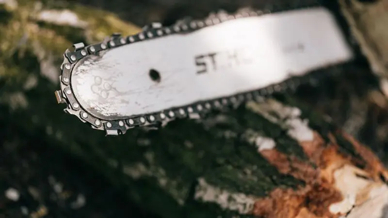 How to tighten a chainsaw blade