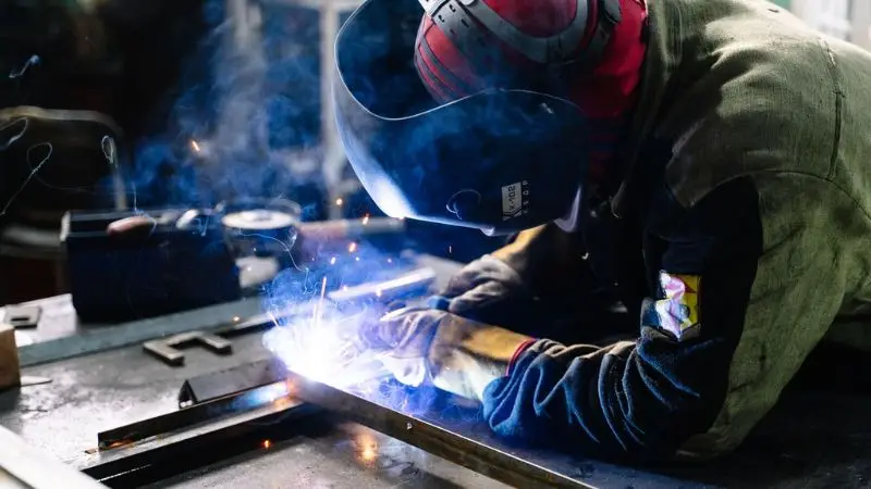 Svejsning af metalplader med en MIG-svejser