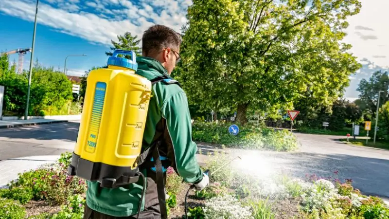 features to look for in agricultural spraying equipment