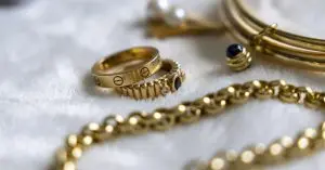 cleaning gold jewelry