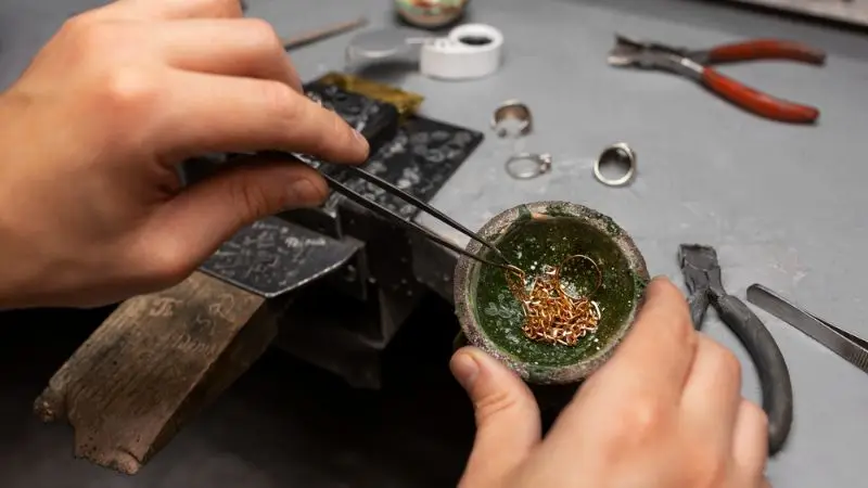 easy tips for maintaining clean gold jewelry longer