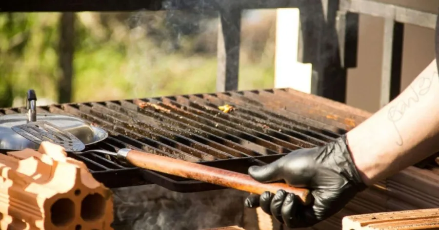How does a pellet grill work