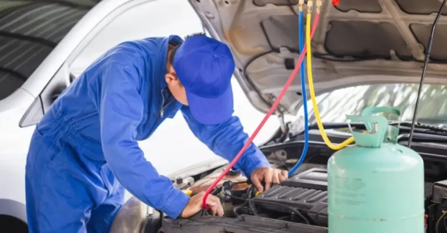 riparazione perdite di refrigerante dell'aria condizionata dell'auto