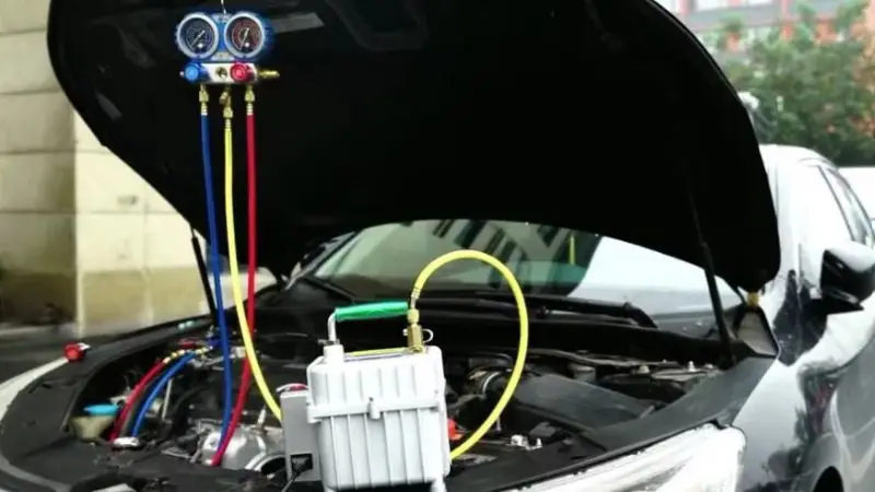 Come rabboccare il carburante di un'auto dopo aver riparato una perdita