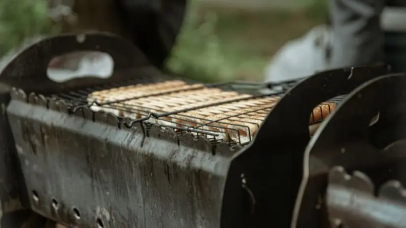 How to clean a barbecue grill using natural ingredients