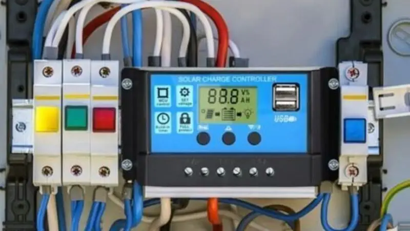 Hvad er en solpanelladeregulator?

