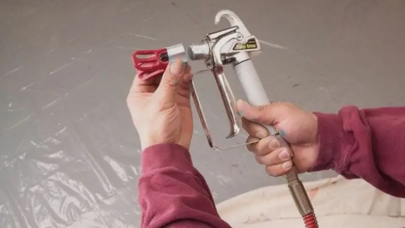 Werkzeuge und Materialien, die Sie für ein Airless-Farbspritzgerät benötigen
