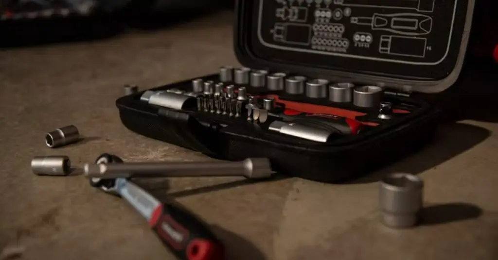 How does a socket wrench work​