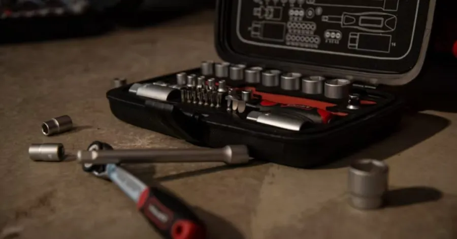 How does a socket wrench work​