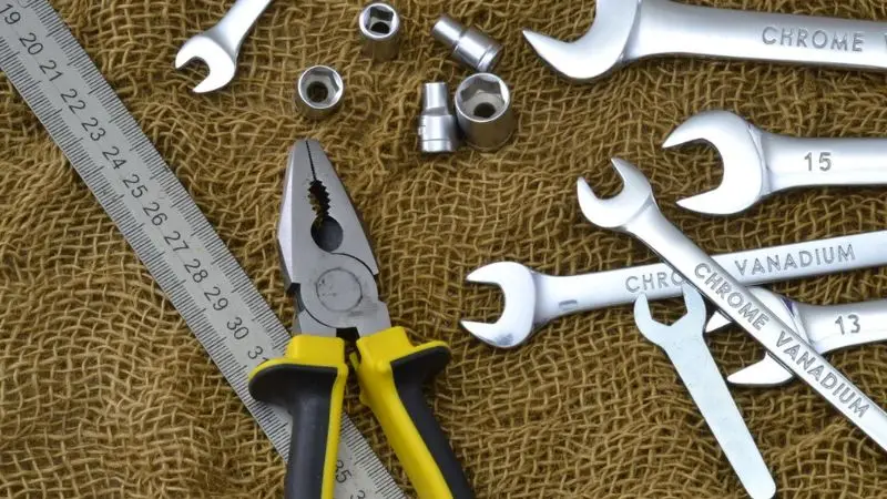 learn the step-by-step guide to using a socket wrench 