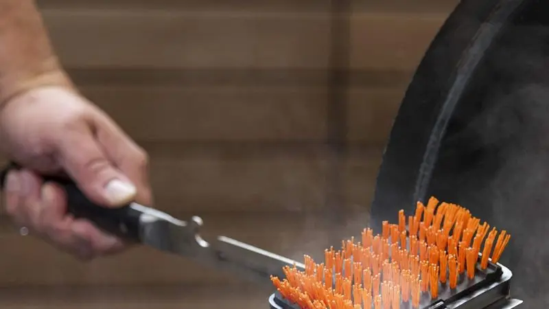 Grillbørste med skraber
