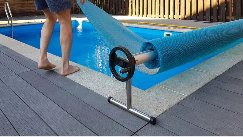 skugga vid poolen under värmeböljan