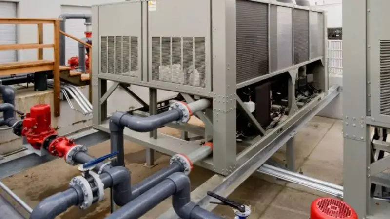 How does an industrial chiller cooler work?