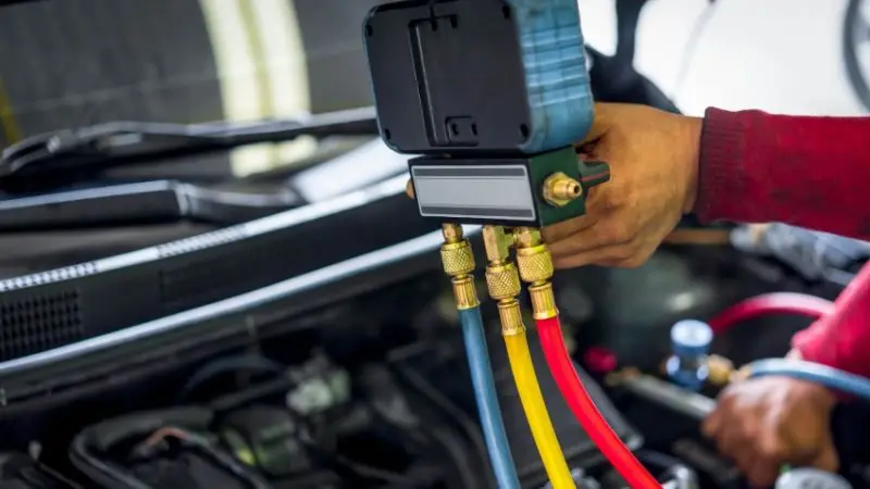 Evakuierung der Klimaanlage eines Autos ohne Absauggerät