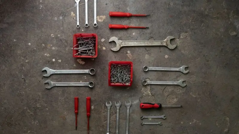 Choose the right type of mechanic socket and wrench set