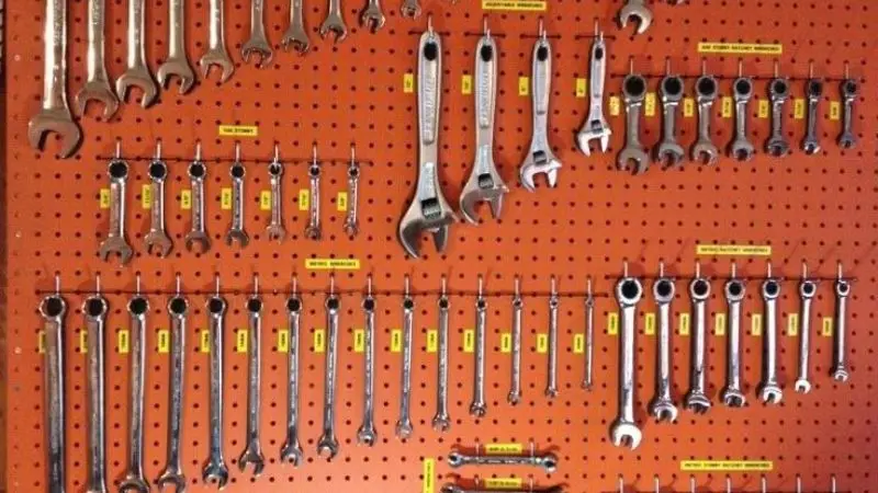 How to Use a Universal Socket Wrench