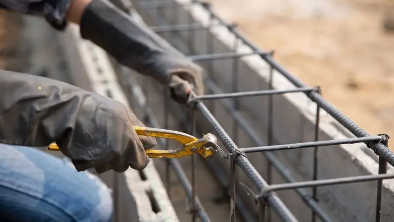 Methods to install welded wire fence