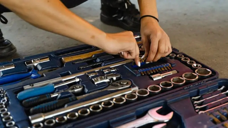 completely know what a standard socket wrench is and how it works