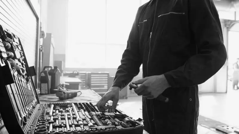 What does a standard socket wrench set include?