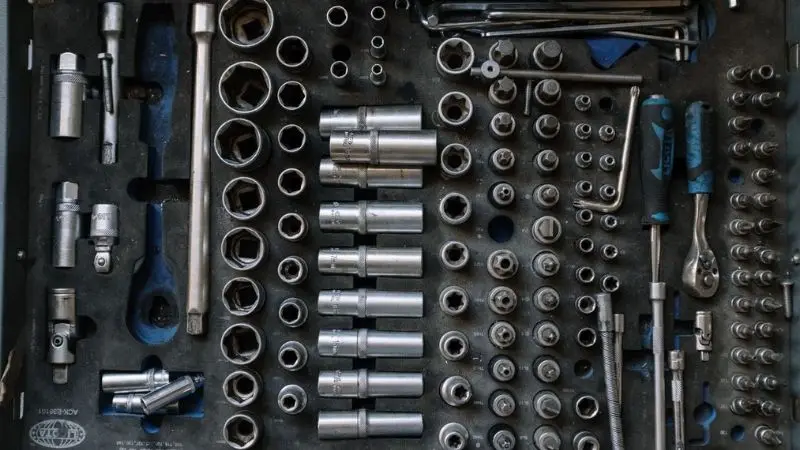 guide about a large socket wrench set with features and socket sizes