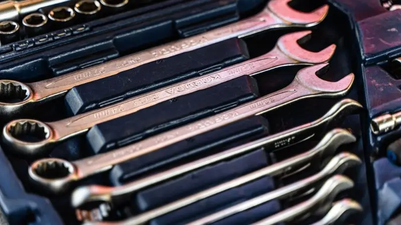 Understanding the key components of a large socket wrench set