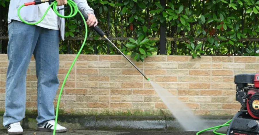 How do pressure washers work