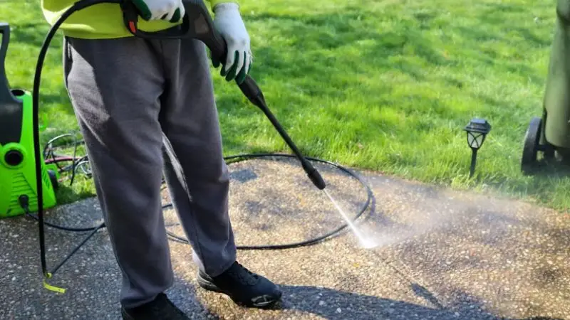 How do the parts of a pressure washer work