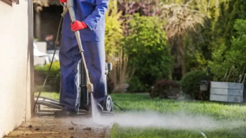 What affects the performance of a pressure washer