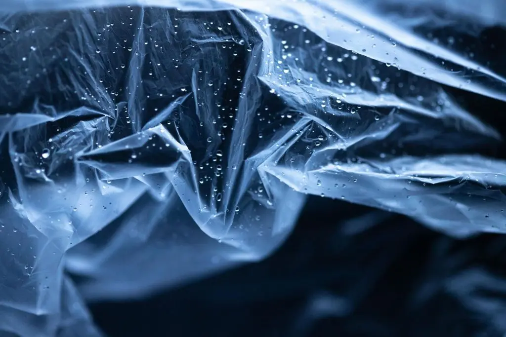 foglio di plastica con gocce d'acqua