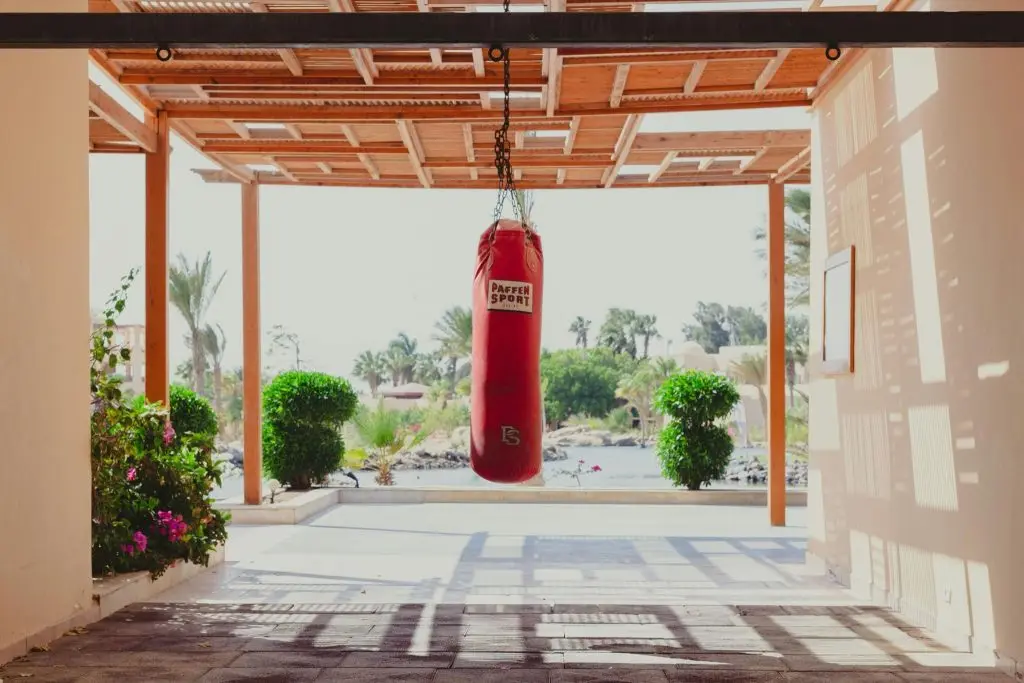 Come appendere un sacco da boxe all'esterno.