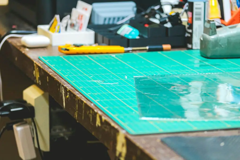 how to cut a plastic sheet