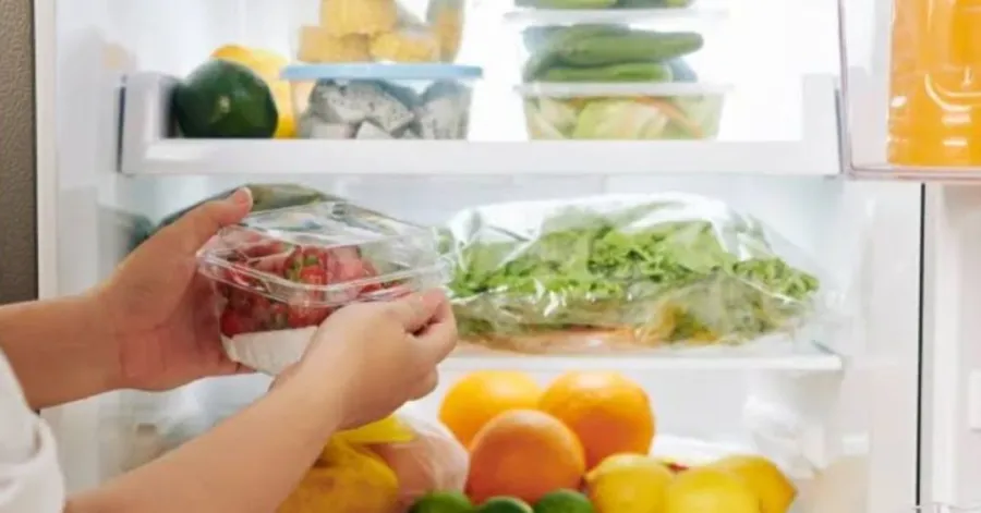 how does a refrigerator cool food and drinks