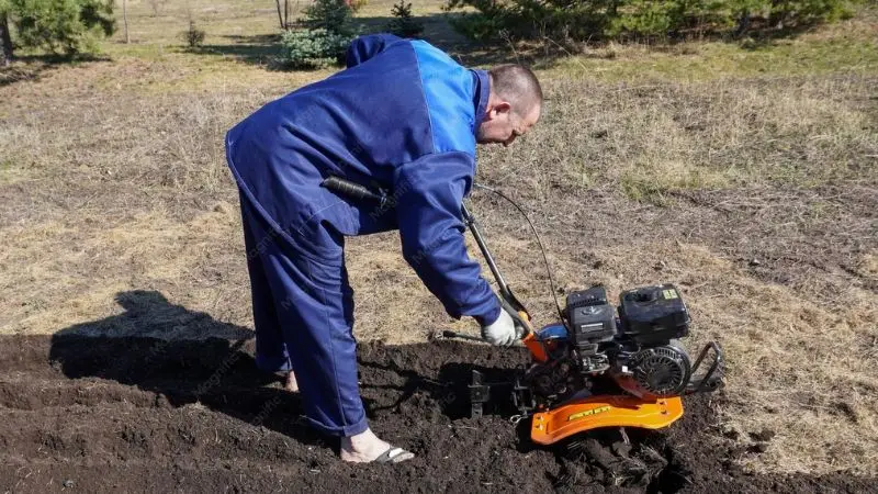 get tips about how to use a garden hole digger for planting