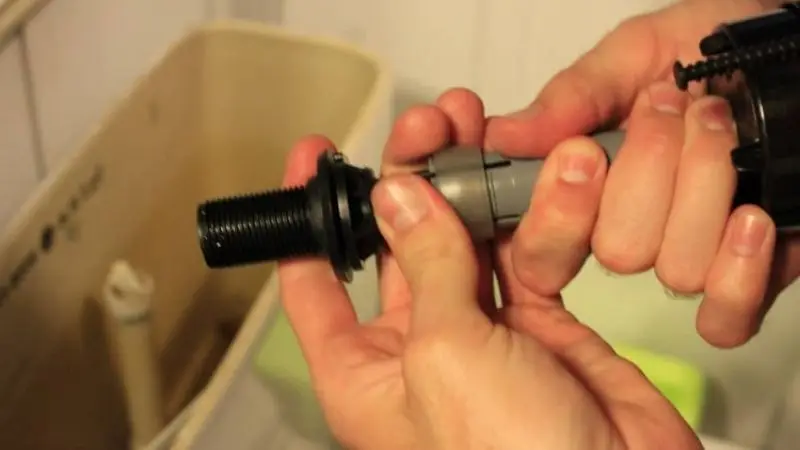 Cómo preparar todo antes de reemplazar la bomba del inodoro.