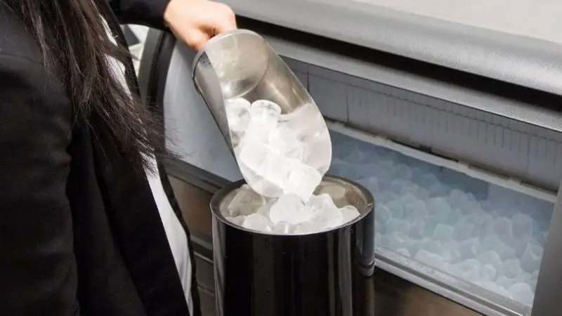 key features to look for in a hotel ice machine