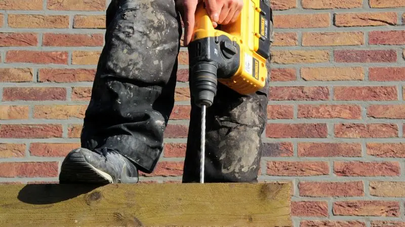 Following are the essential accessories for a tool that drills holes