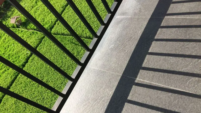 Cómo instalar bordes para césped