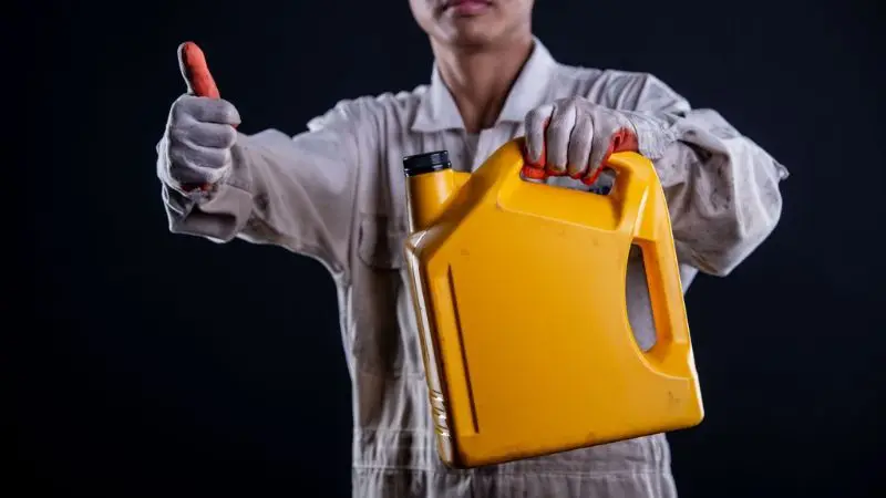 Portable oil container