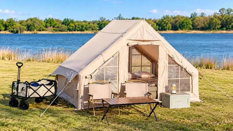 Tenda da campeggio impermeabile di colore beige, montata in riva al lago.