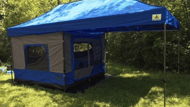 Copertină ușoară pliabilă pentru excursii de camping.