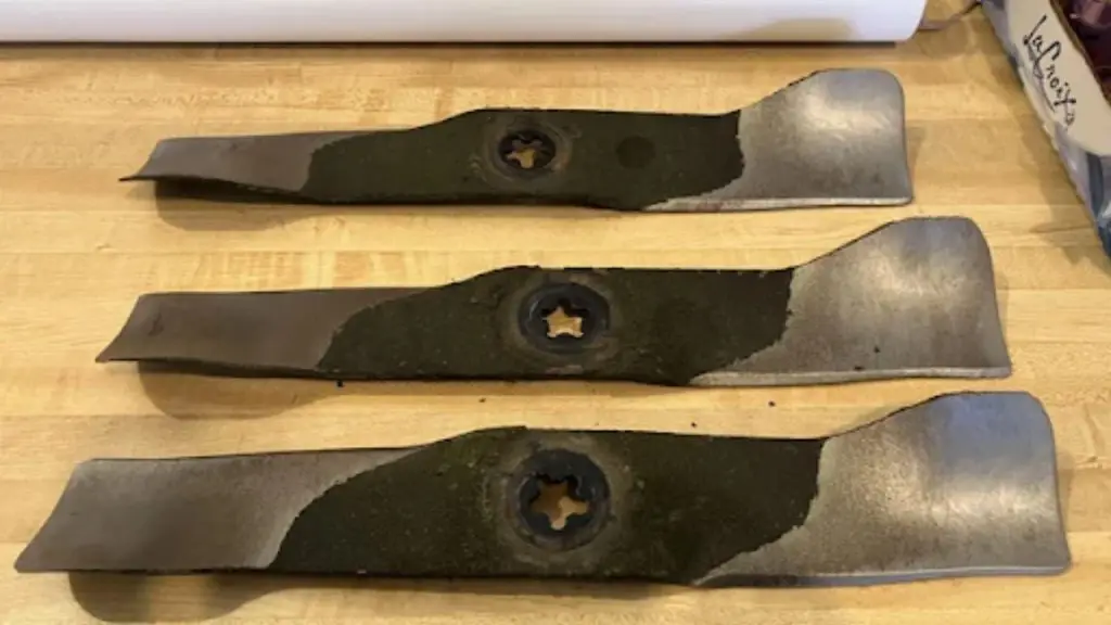 Scharfe Rasenmähermesser auf dem Tisch