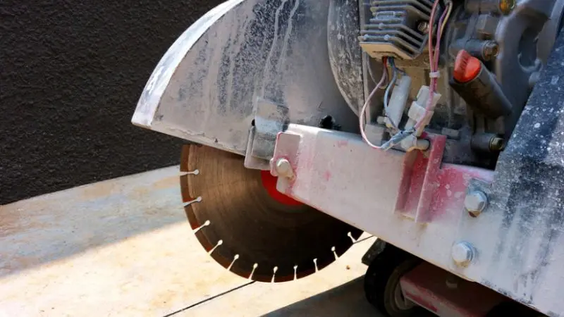 Cómo instalar una hoja de diamante en una sierra para hormigón. 
