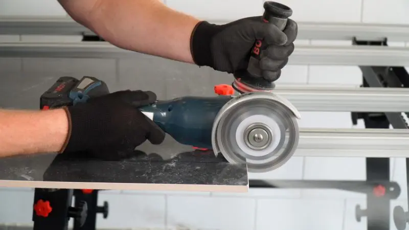 Meuleuse d'angle pour la découpe de carrelage
