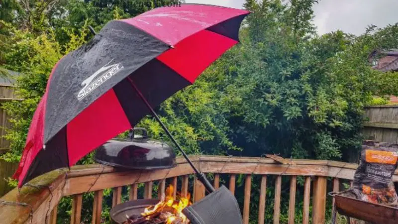 Come controllare il calore di un barbecue sotto la pioggia