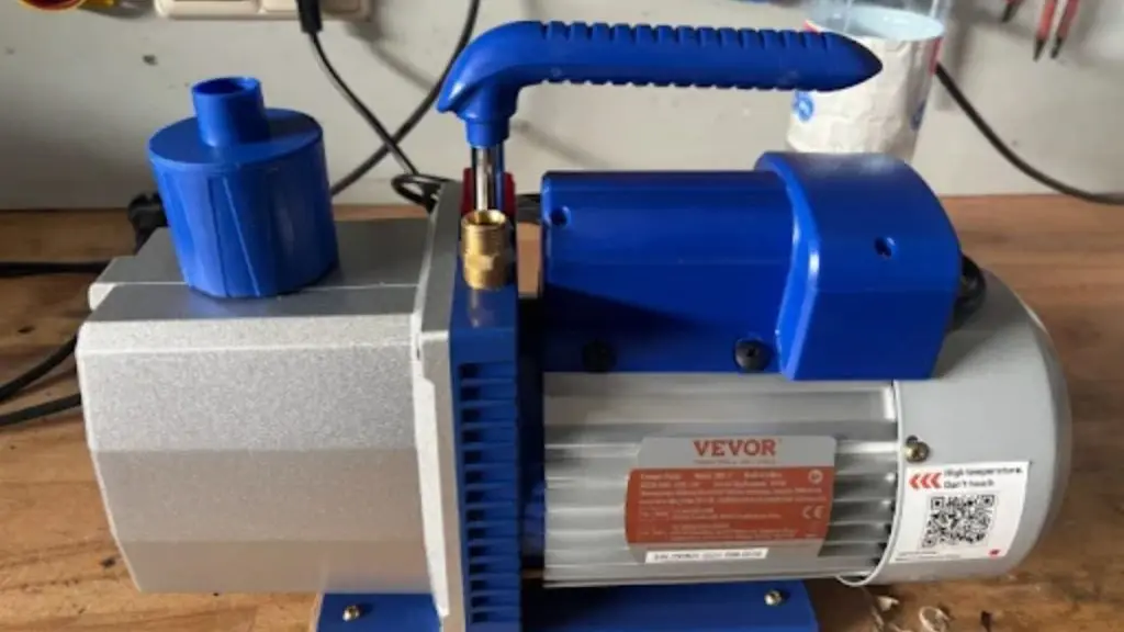 Vacuum pump function: blue pump on a workbench