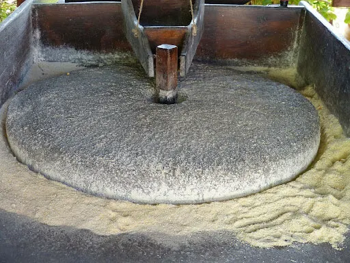 Molino de piedra pequeño para moler harina